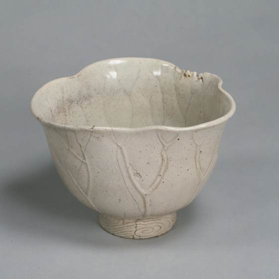 白釉蓮葉茶碗